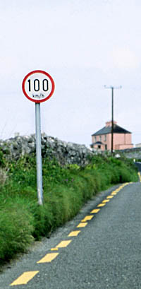 Kuvassa irlantilaista tiet ja satasen nopeusrajoitus
