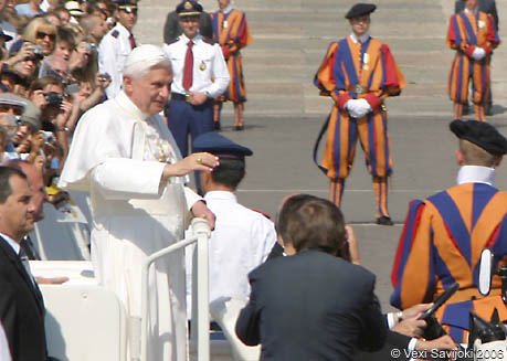 Paavi heiluttaa yleislle