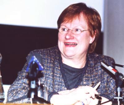 Presidentti Tarja Halonen Helsingin yliopistolla 15.3.2001